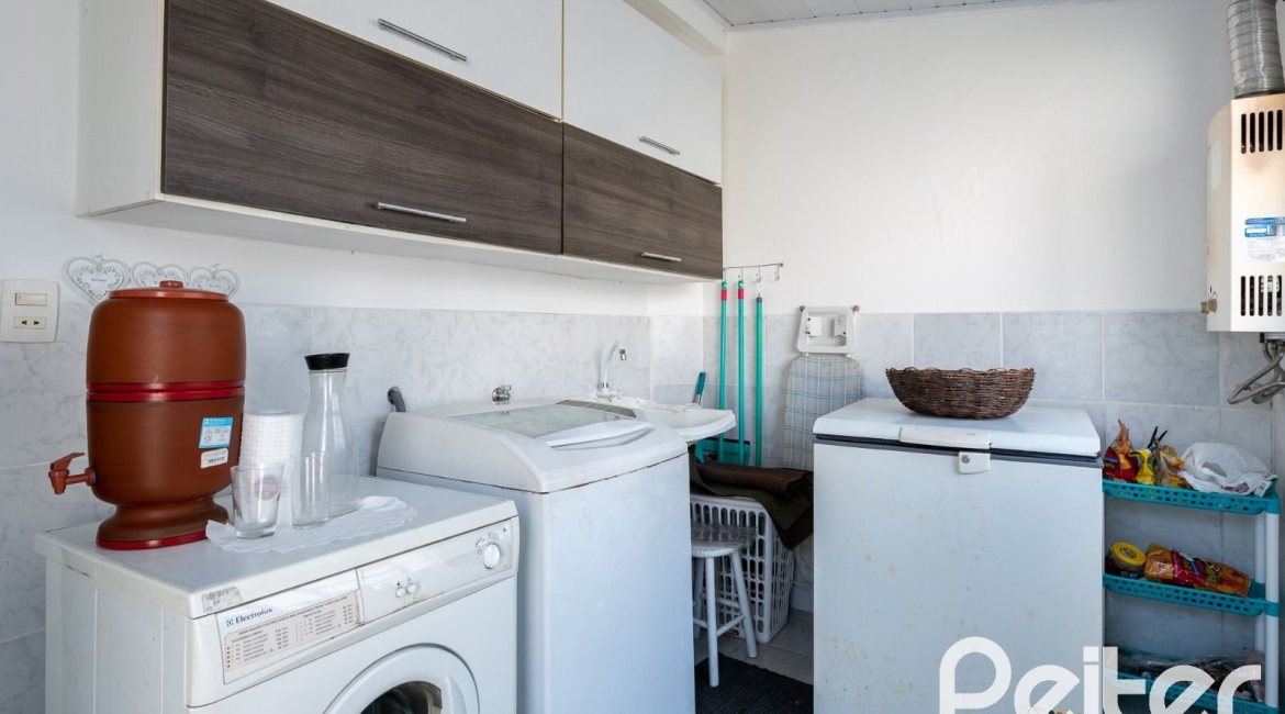 Casa à venda com 380m², 4 dormitórios, 1 suíte, 4 vagas, no bairro Guarujá em Porto Alegre