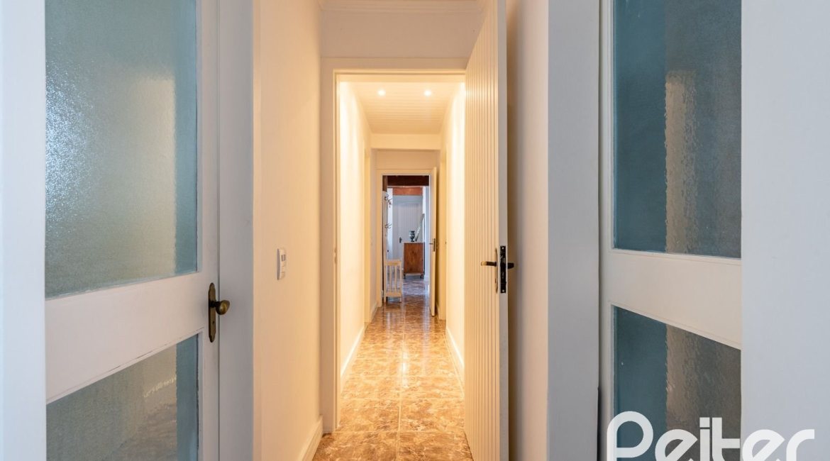 Casa à venda com 380m², 4 dormitórios, 1 suíte, 4 vagas, no bairro Guarujá em Porto Alegre