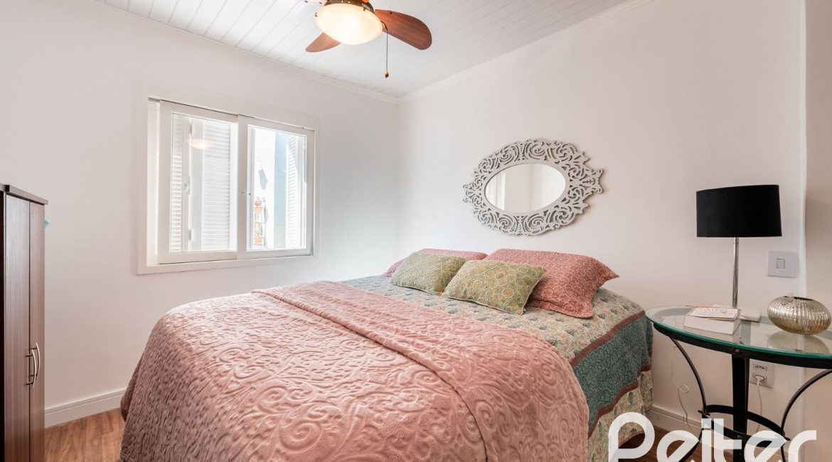 Casa à venda com 380m², 4 dormitórios, 1 suíte, 4 vagas, no bairro Guarujá em Porto Alegre