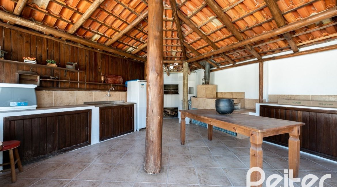 Casa à venda com 380m², 4 dormitórios, 1 suíte, 4 vagas, no bairro Guarujá em Porto Alegre