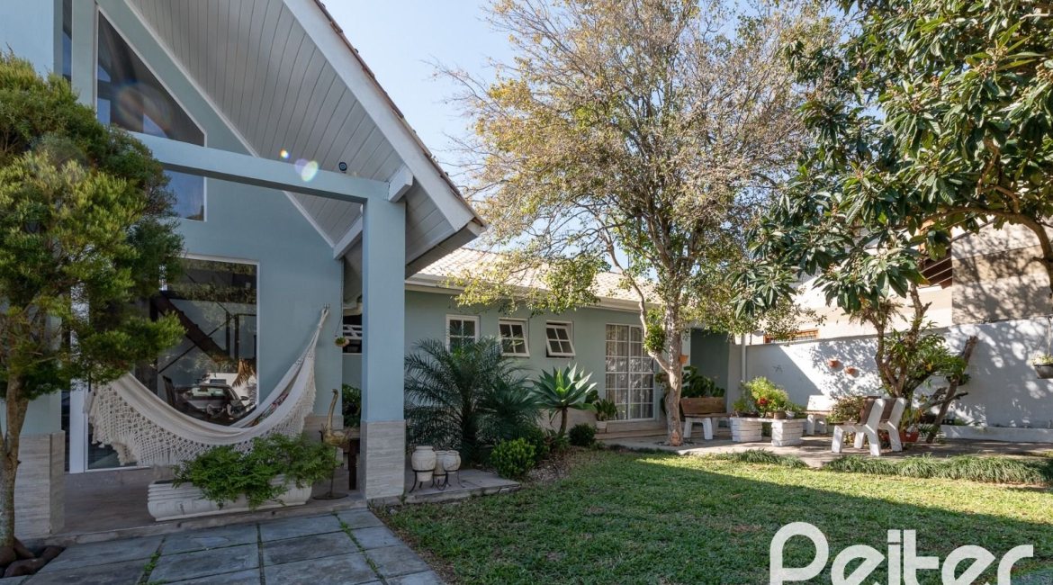 Casa à venda com 380m², 4 dormitórios, 1 suíte, 4 vagas, no bairro Guarujá em Porto Alegre