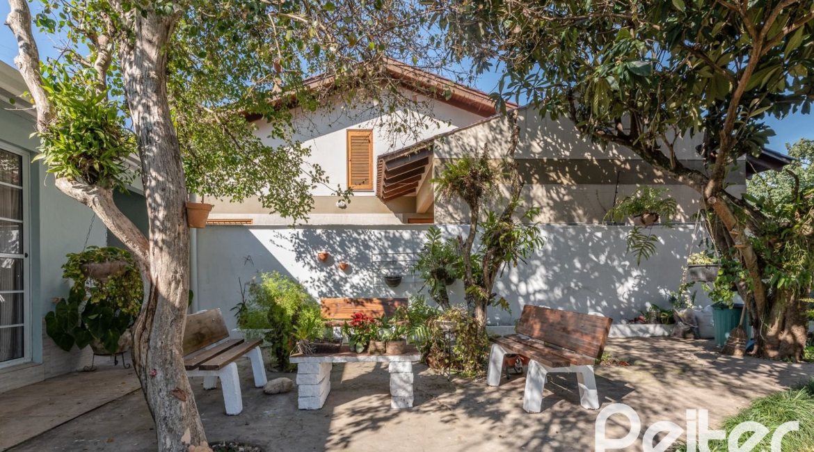 Casa à venda com 380m², 4 dormitórios, 1 suíte, 4 vagas, no bairro Guarujá em Porto Alegre