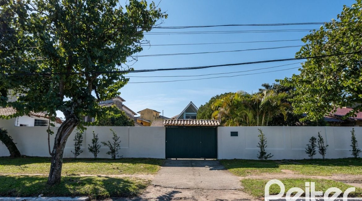 Casa à venda com 380m², 4 dormitórios, 1 suíte, 4 vagas, no bairro Guarujá em Porto Alegre