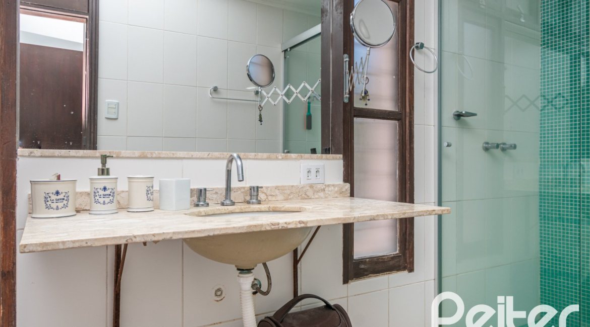 Casa à venda com 266m², 3 dormitórios, 2 suítes, 4 vagas, no bairro Jardim Isabel em Porto Alegre