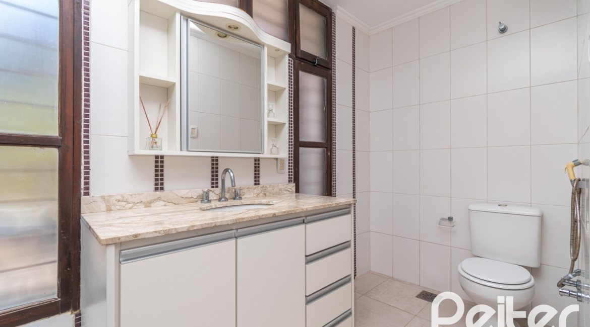 Casa à venda com 266m², 3 dormitórios, 2 suítes, 4 vagas, no bairro Jardim Isabel em Porto Alegre