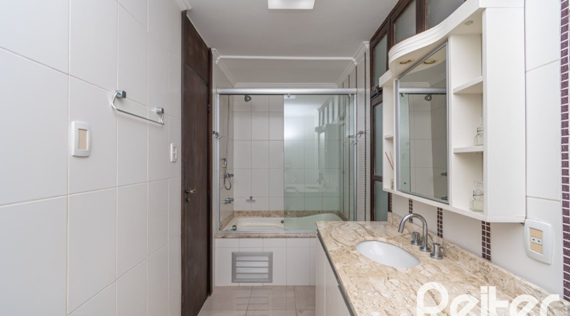 Casa à venda com 266m², 3 dormitórios, 2 suítes, 4 vagas, no bairro Jardim Isabel em Porto Alegre