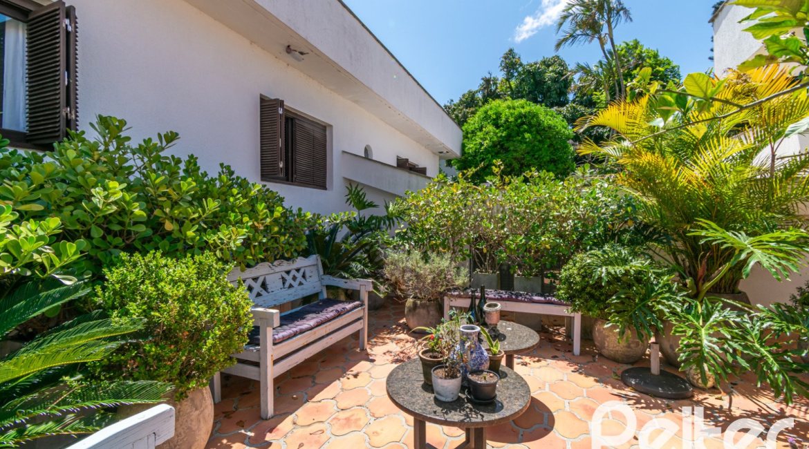 Casa à venda com 266m², 3 dormitórios, 2 suítes, 4 vagas, no bairro Jardim Isabel em Porto Alegre