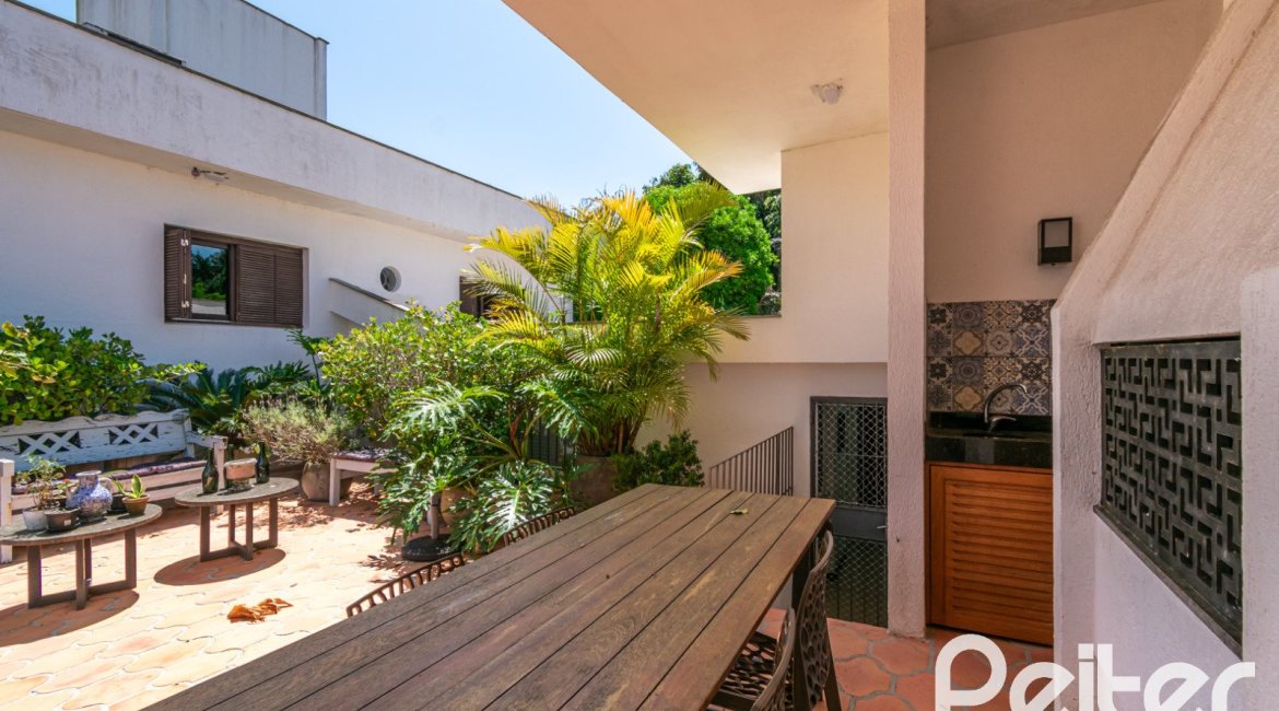 Casa à venda com 266m², 3 dormitórios, 2 suítes, 4 vagas, no bairro Jardim Isabel em Porto Alegre