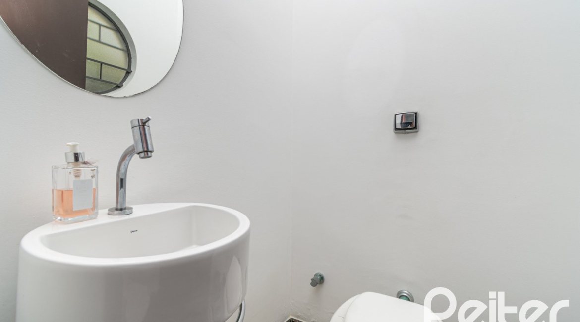 Casa à venda com 266m², 3 dormitórios, 2 suítes, 4 vagas, no bairro Jardim Isabel em Porto Alegre