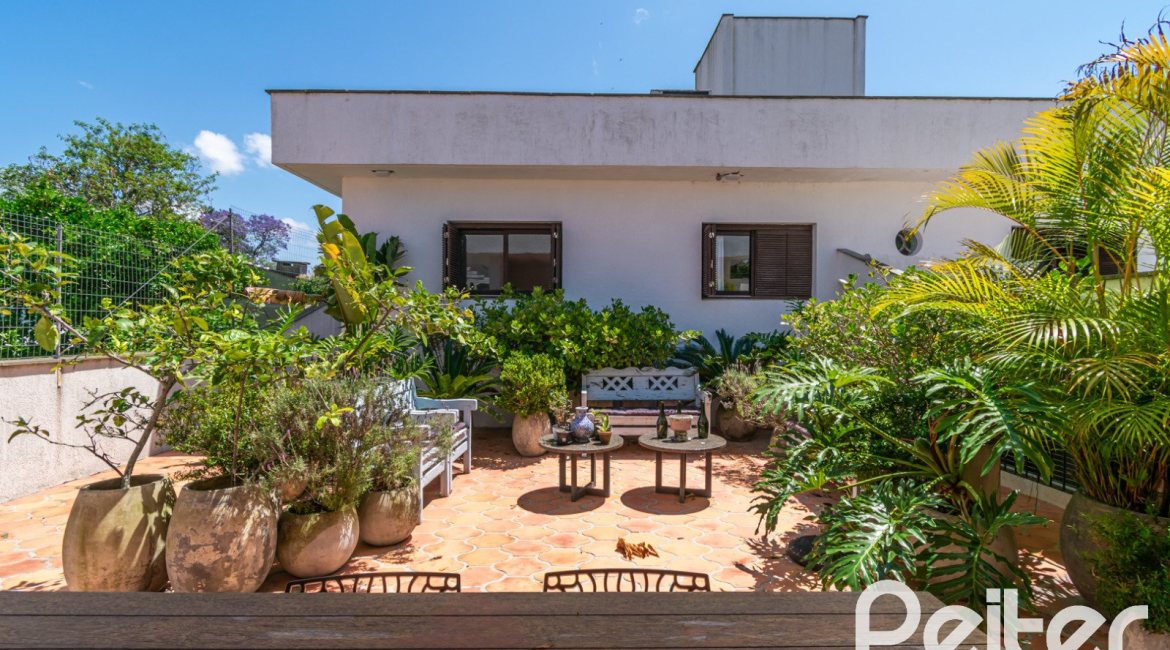 Casa à venda com 266m², 3 dormitórios, 2 suítes, 4 vagas, no bairro Jardim Isabel em Porto Alegre