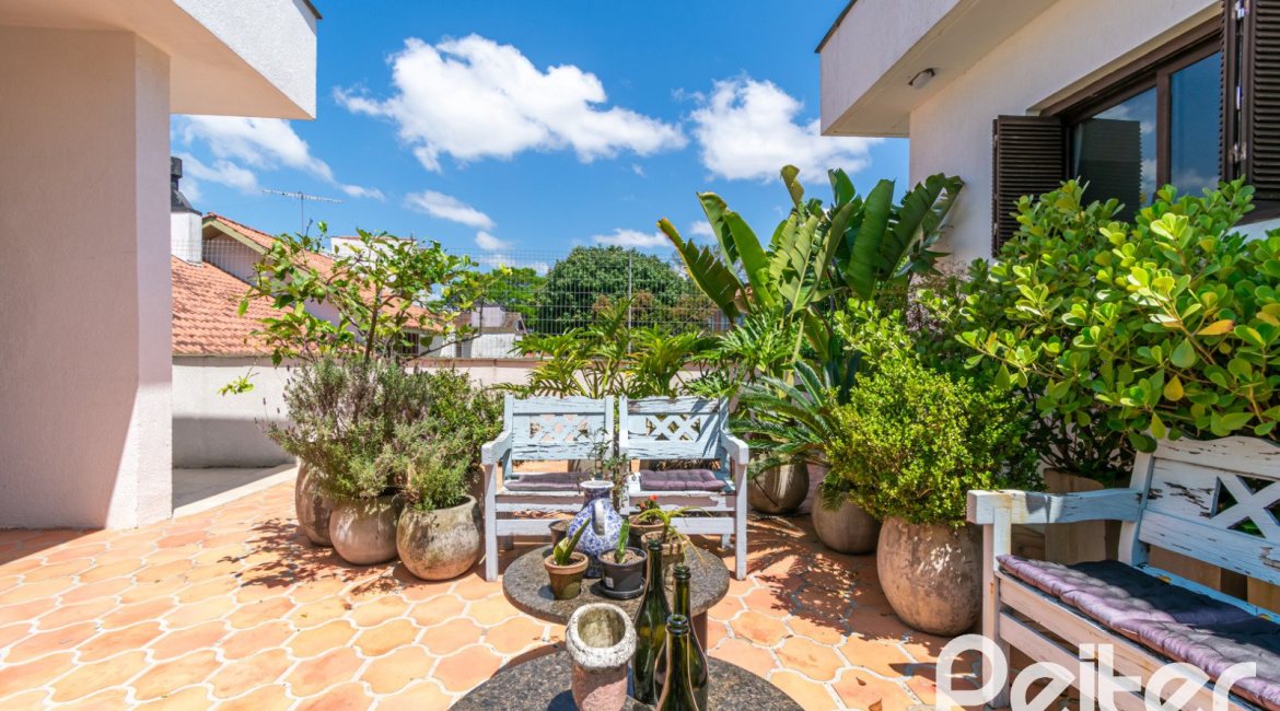 Casa à venda com 266m², 3 dormitórios, 2 suítes, 4 vagas, no bairro Jardim Isabel em Porto Alegre