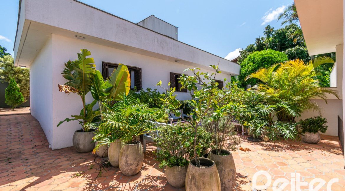 Casa à venda com 266m², 3 dormitórios, 2 suítes, 4 vagas, no bairro Jardim Isabel em Porto Alegre