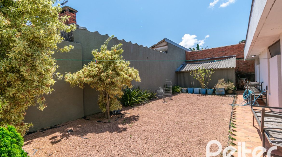 Casa à venda com 266m², 3 dormitórios, 2 suítes, 4 vagas, no bairro Jardim Isabel em Porto Alegre