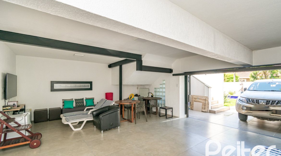 Casa à venda com 266m², 3 dormitórios, 2 suítes, 4 vagas, no bairro Jardim Isabel em Porto Alegre