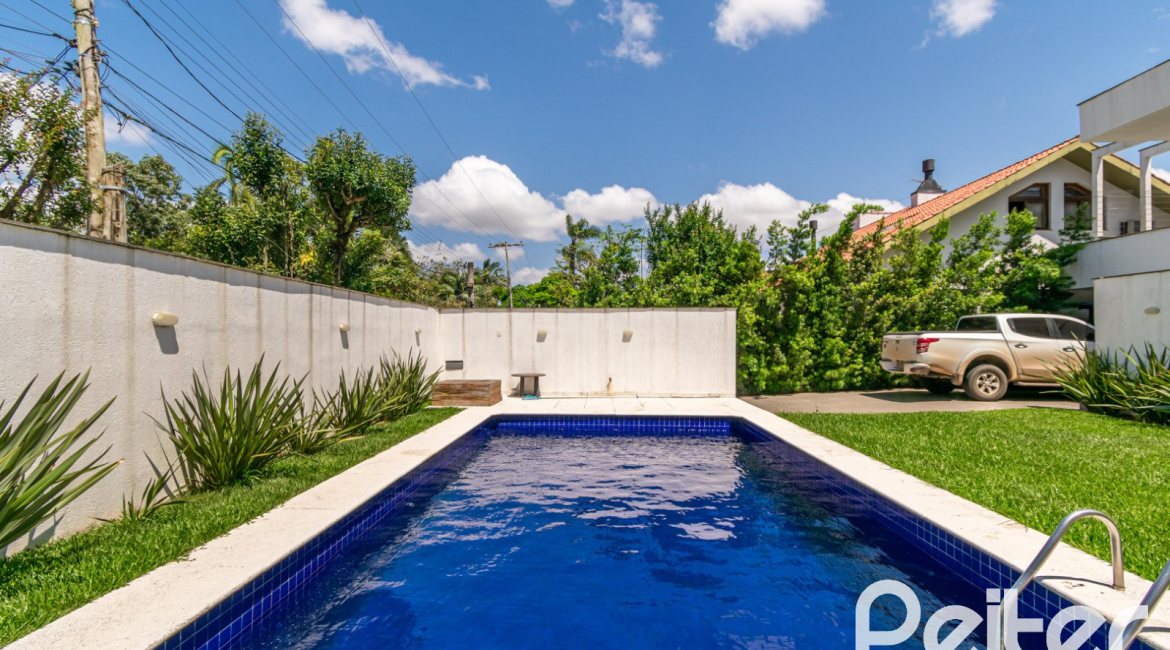 Casa à venda com 266m², 3 dormitórios, 2 suítes, 4 vagas, no bairro Jardim Isabel em Porto Alegre