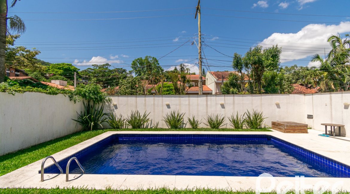 Casa à venda com 266m², 3 dormitórios, 2 suítes, 4 vagas, no bairro Jardim Isabel em Porto Alegre