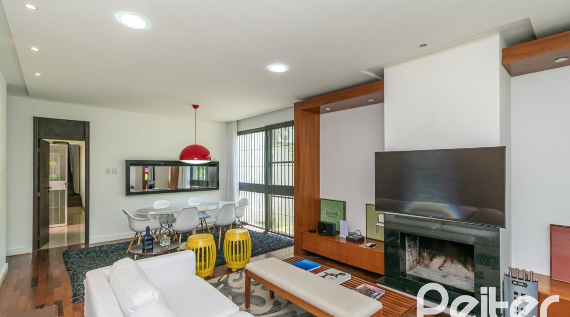 Casa à venda com 266m², 3 dormitórios, 2 suítes, 4 vagas, no bairro Jardim Isabel em Porto Alegre