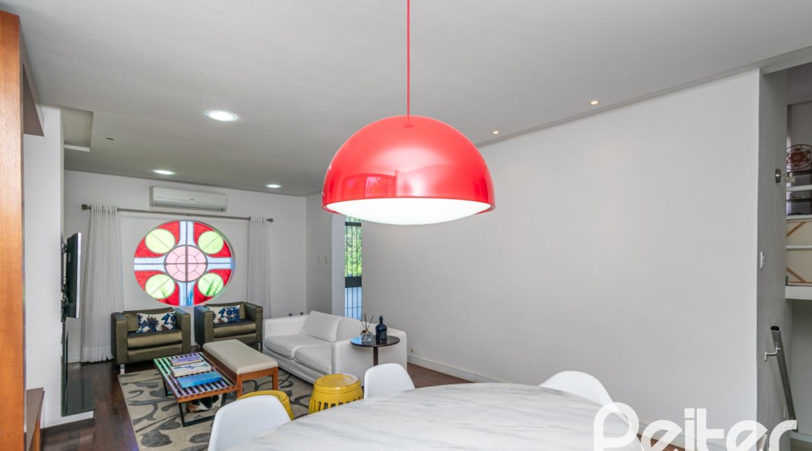 Casa à venda com 266m², 3 dormitórios, 2 suítes, 4 vagas, no bairro Jardim Isabel em Porto Alegre