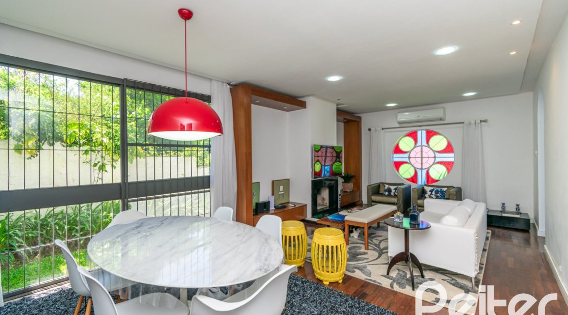 Casa à venda com 266m², 3 dormitórios, 2 suítes, 4 vagas, no bairro Jardim Isabel em Porto Alegre