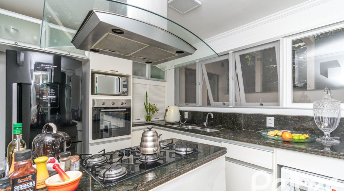 Casa à venda com 266m², 3 dormitórios, 2 suítes, 4 vagas, no bairro Jardim Isabel em Porto Alegre