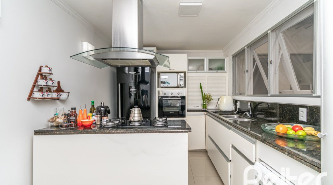 Casa à venda com 266m², 3 dormitórios, 2 suítes, 4 vagas, no bairro Jardim Isabel em Porto Alegre