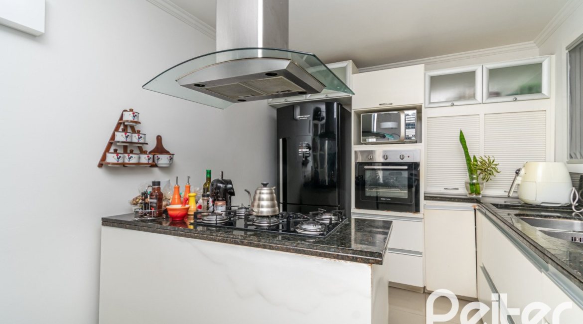 Casa à venda com 266m², 3 dormitórios, 2 suítes, 4 vagas, no bairro Jardim Isabel em Porto Alegre