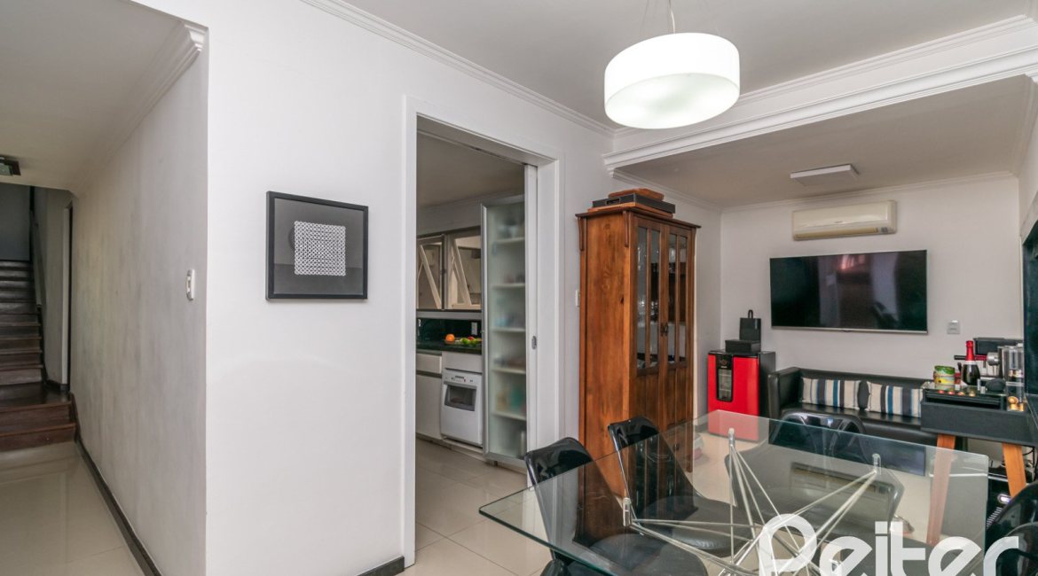 Casa à venda com 266m², 3 dormitórios, 2 suítes, 4 vagas, no bairro Jardim Isabel em Porto Alegre