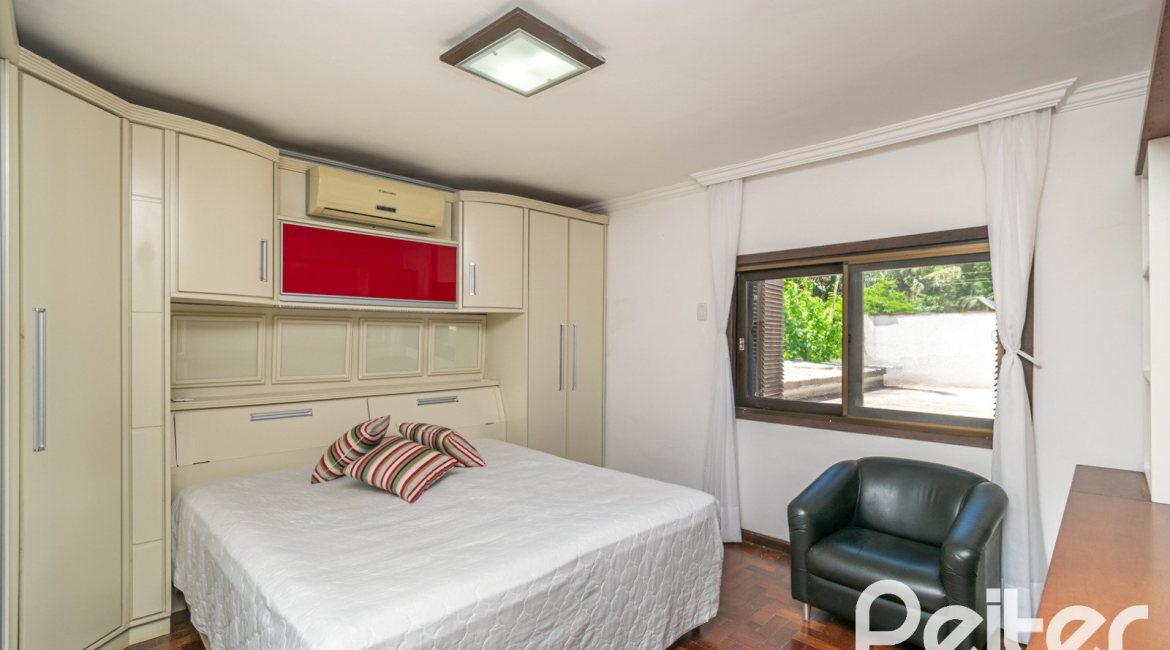 Casa à venda com 266m², 3 dormitórios, 2 suítes, 4 vagas, no bairro Jardim Isabel em Porto Alegre