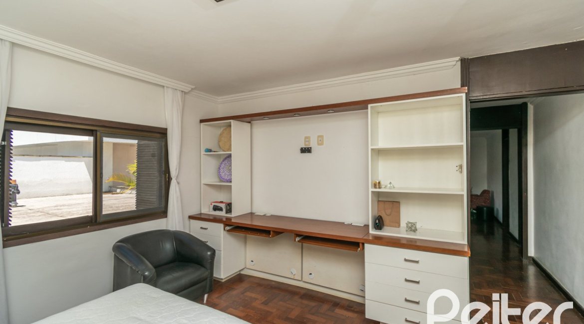 Casa à venda com 266m², 3 dormitórios, 2 suítes, 4 vagas, no bairro Jardim Isabel em Porto Alegre