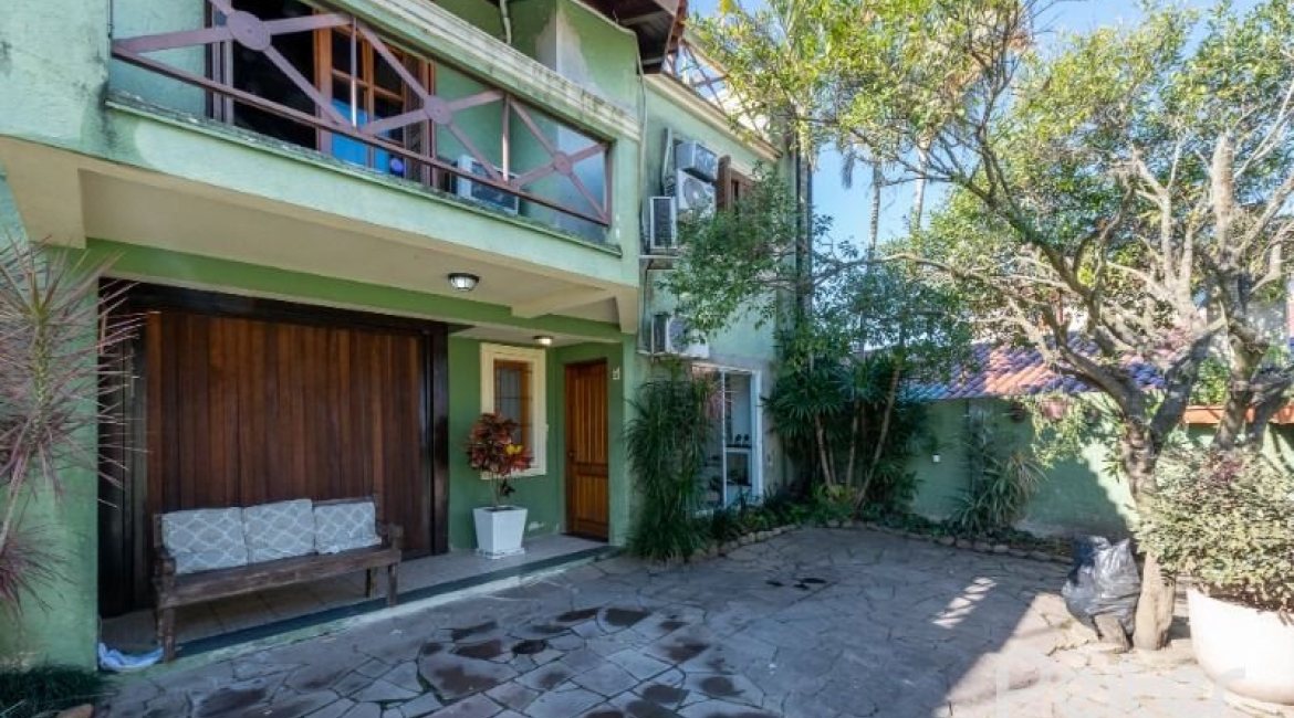 Casa em Condomínio à venda com 145m², 3 dormitórios, 1 suíte, 2 vagas, no bairro Ipanema em Porto Alegre
