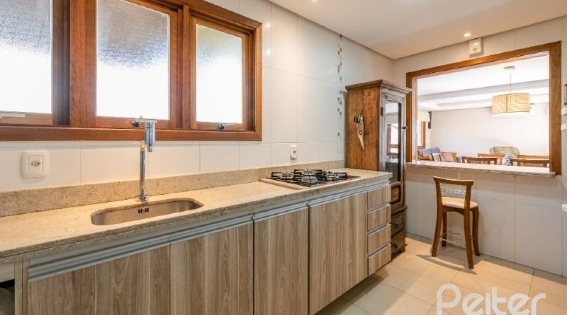 Casa em Condomínio à venda com 219m², 3 dormitórios, 1 suíte, 3 vagas, no bairro Tristeza em Porto Alegre