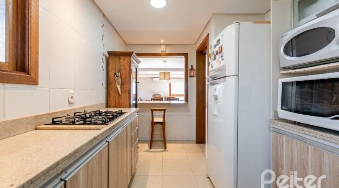 Casa em Condomínio à venda com 219m², 3 dormitórios, 1 suíte, 3 vagas, no bairro Tristeza em Porto Alegre