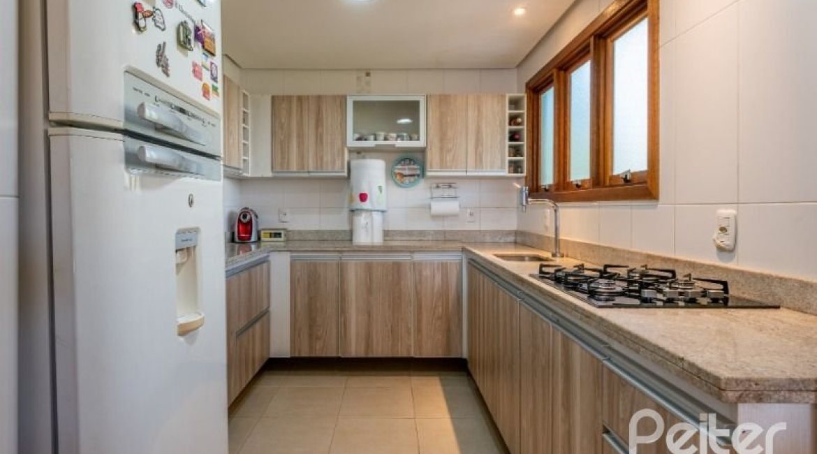 Casa em Condomínio à venda com 219m², 3 dormitórios, 1 suíte, 3 vagas, no bairro Tristeza em Porto Alegre