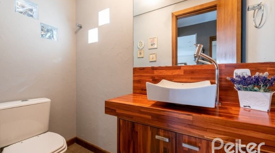 Casa em Condomínio à venda com 219m², 3 dormitórios, 1 suíte, 3 vagas, no bairro Tristeza em Porto Alegre