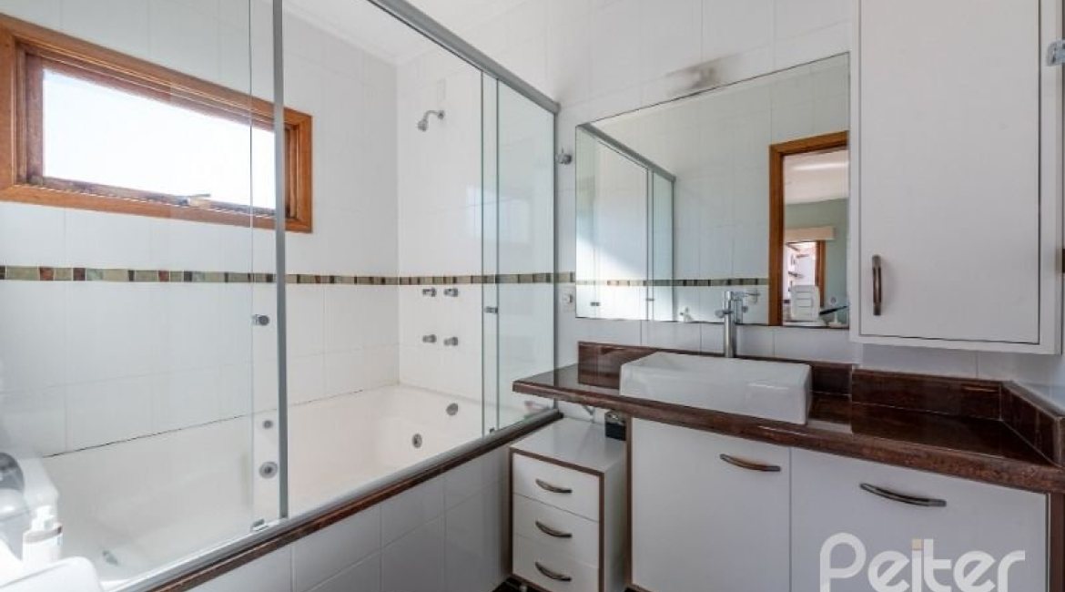 Casa em Condomínio à venda com 219m², 3 dormitórios, 1 suíte, 3 vagas, no bairro Tristeza em Porto Alegre