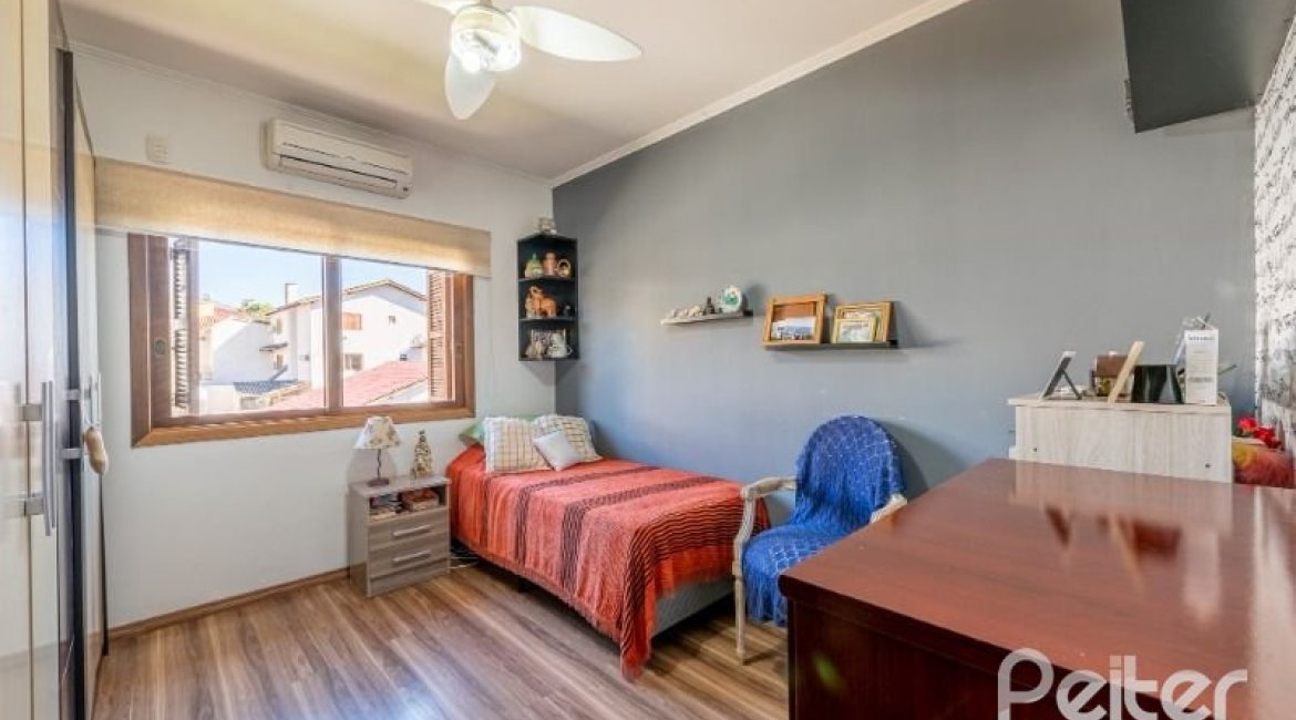 Casa em Condomínio à venda com 219m², 3 dormitórios, 1 suíte, 3 vagas, no bairro Tristeza em Porto Alegre