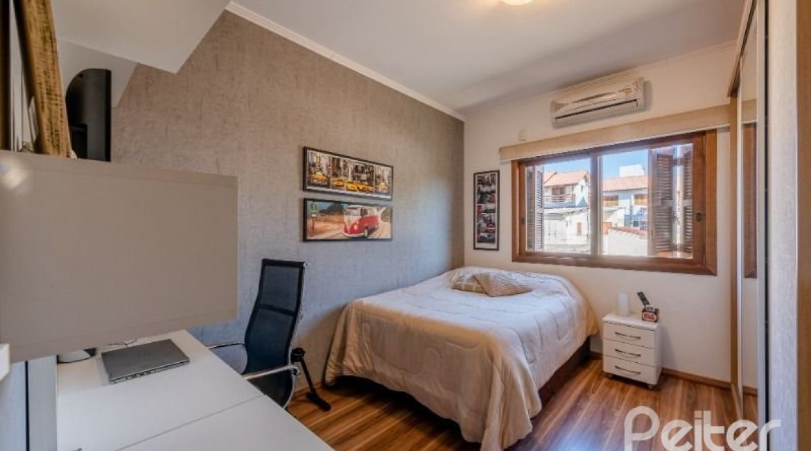 Casa em Condomínio à venda com 219m², 3 dormitórios, 1 suíte, 3 vagas, no bairro Tristeza em Porto Alegre
