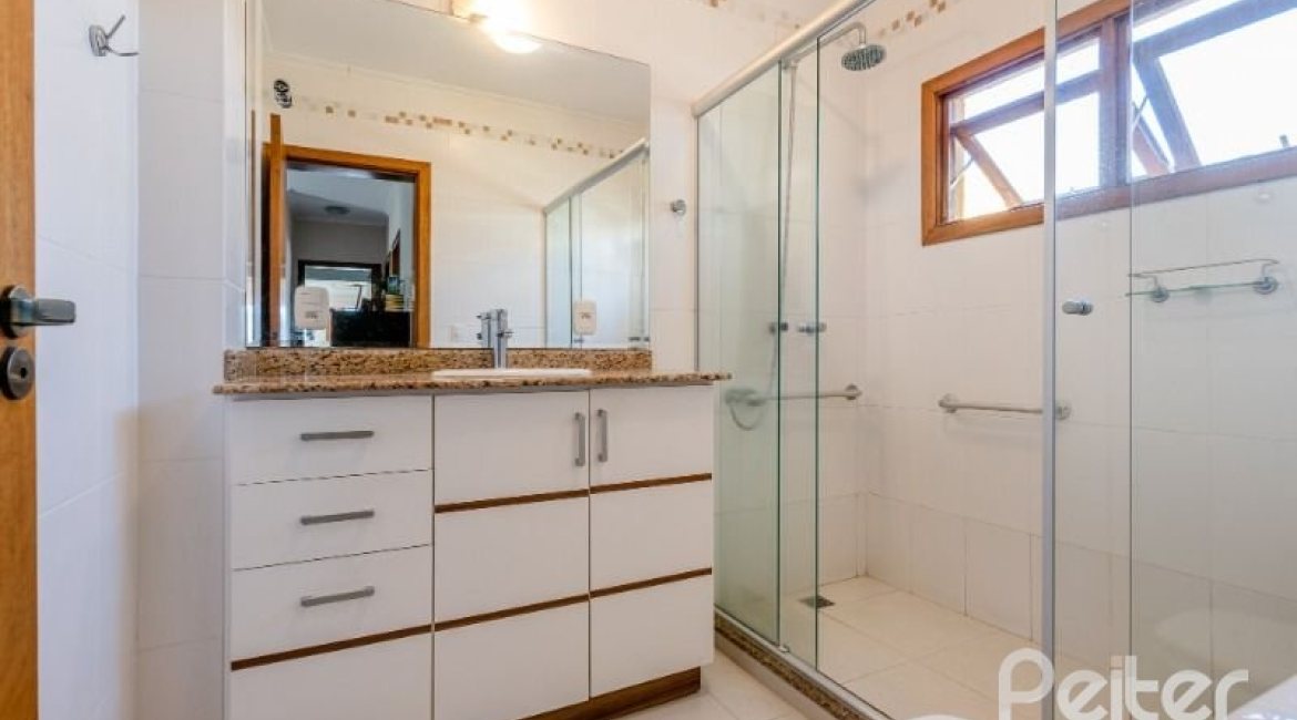 Casa em Condomínio à venda com 219m², 3 dormitórios, 1 suíte, 3 vagas, no bairro Tristeza em Porto Alegre