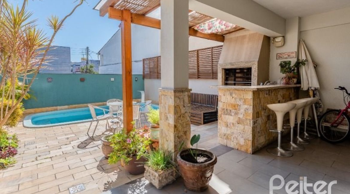 Casa em Condomínio à venda com 219m², 3 dormitórios, 1 suíte, 3 vagas, no bairro Tristeza em Porto Alegre