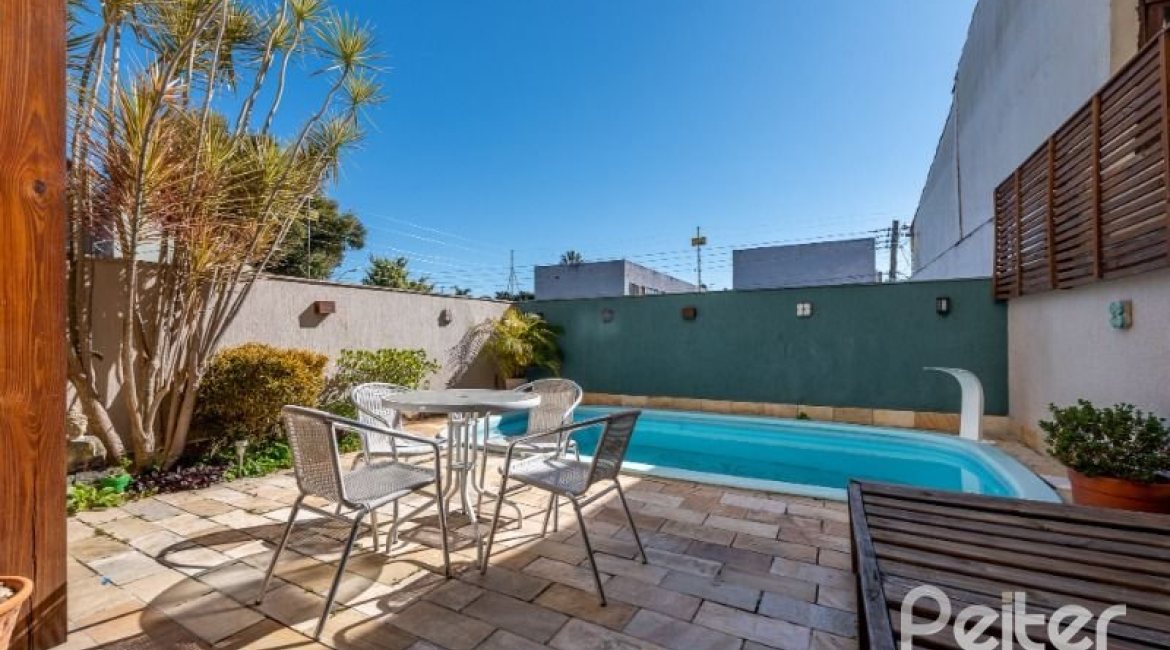 Casa em Condomínio à venda com 219m², 3 dormitórios, 1 suíte, 3 vagas, no bairro Tristeza em Porto Alegre