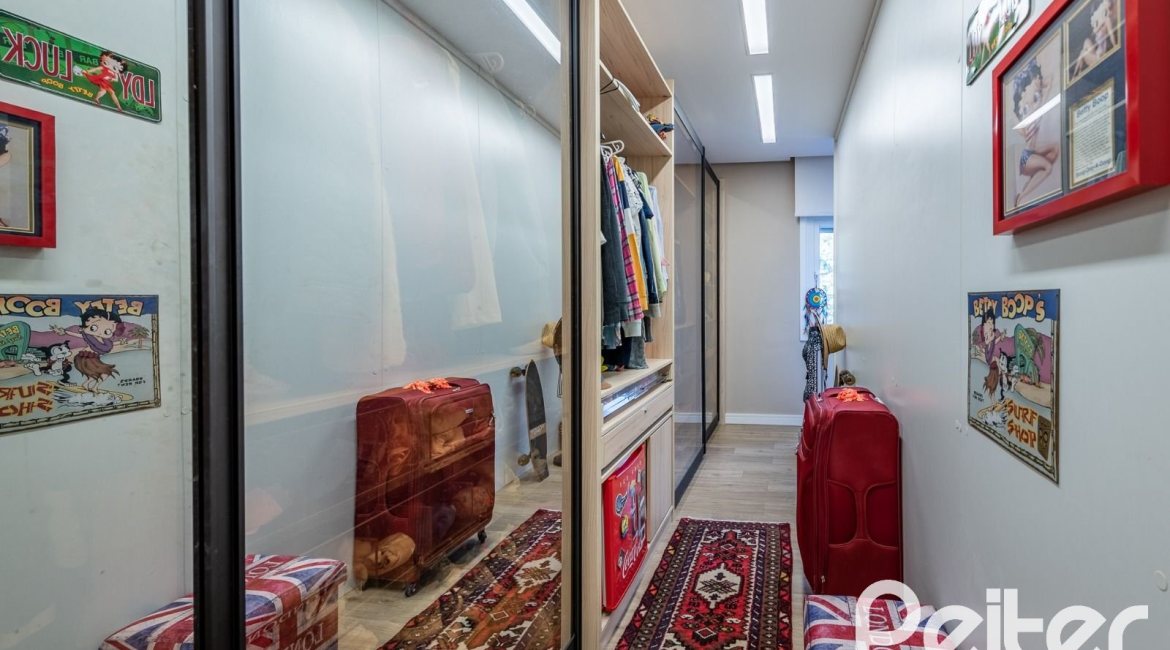 Casa em Condomínio à venda com 568m², 4 dormitórios, 4 suítes, 5 vagas, no bairro Pedra Redonda em PORTO ALEGRE