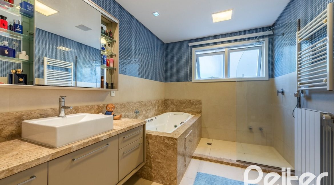Casa em Condomínio à venda com 568m², 4 dormitórios, 4 suítes, 5 vagas, no bairro Pedra Redonda em PORTO ALEGRE