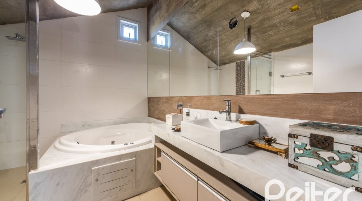 Casa em Condomínio à venda com 568m², 4 dormitórios, 4 suítes, 5 vagas, no bairro Pedra Redonda em PORTO ALEGRE
