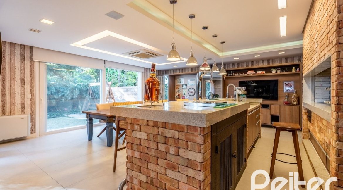 Casa em Condomínio à venda com 568m², 4 dormitórios, 4 suítes, 5 vagas, no bairro Pedra Redonda em PORTO ALEGRE