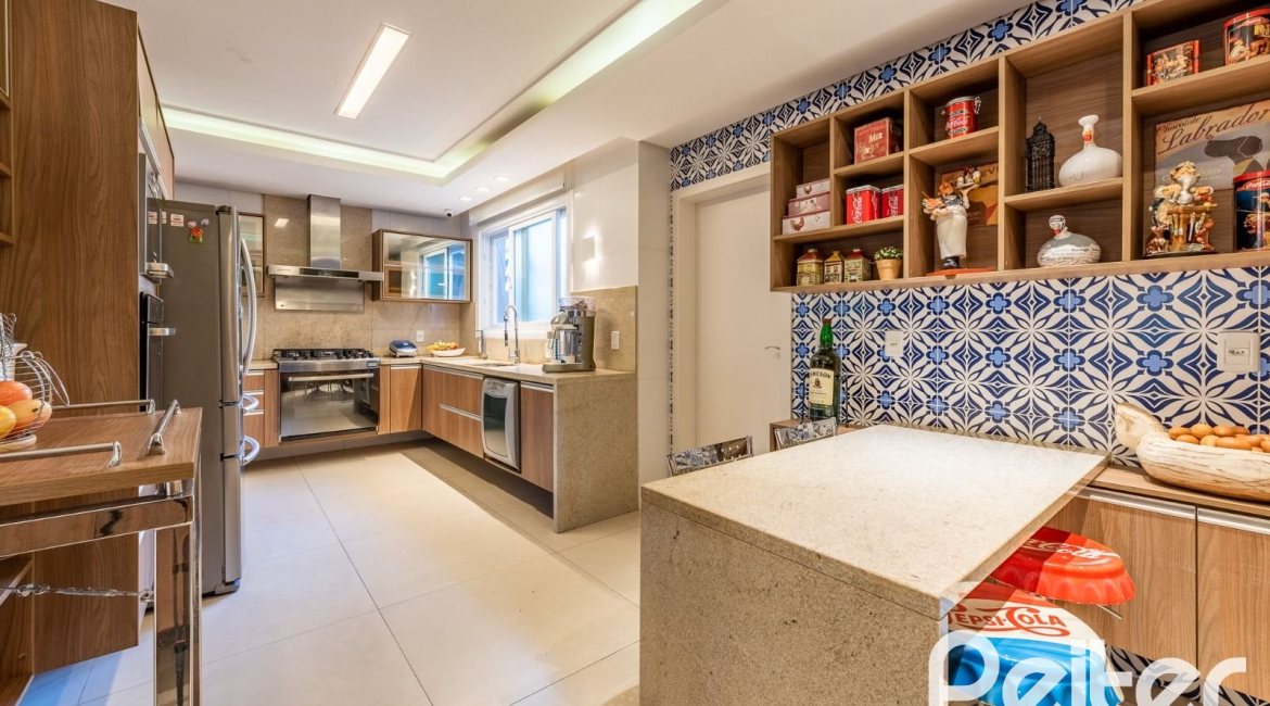 Casa em Condomínio à venda com 568m², 4 dormitórios, 4 suítes, 5 vagas, no bairro Pedra Redonda em PORTO ALEGRE