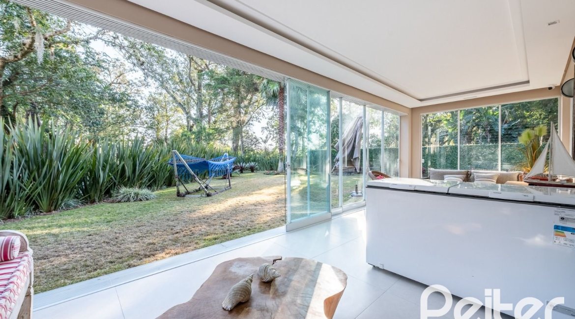 Casa em Condomínio à venda com 568m², 4 dormitórios, 4 suítes, 5 vagas, no bairro Pedra Redonda em PORTO ALEGRE