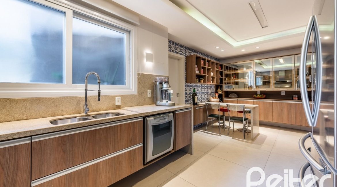Casa em Condomínio à venda com 568m², 4 dormitórios, 4 suítes, 5 vagas, no bairro Pedra Redonda em PORTO ALEGRE