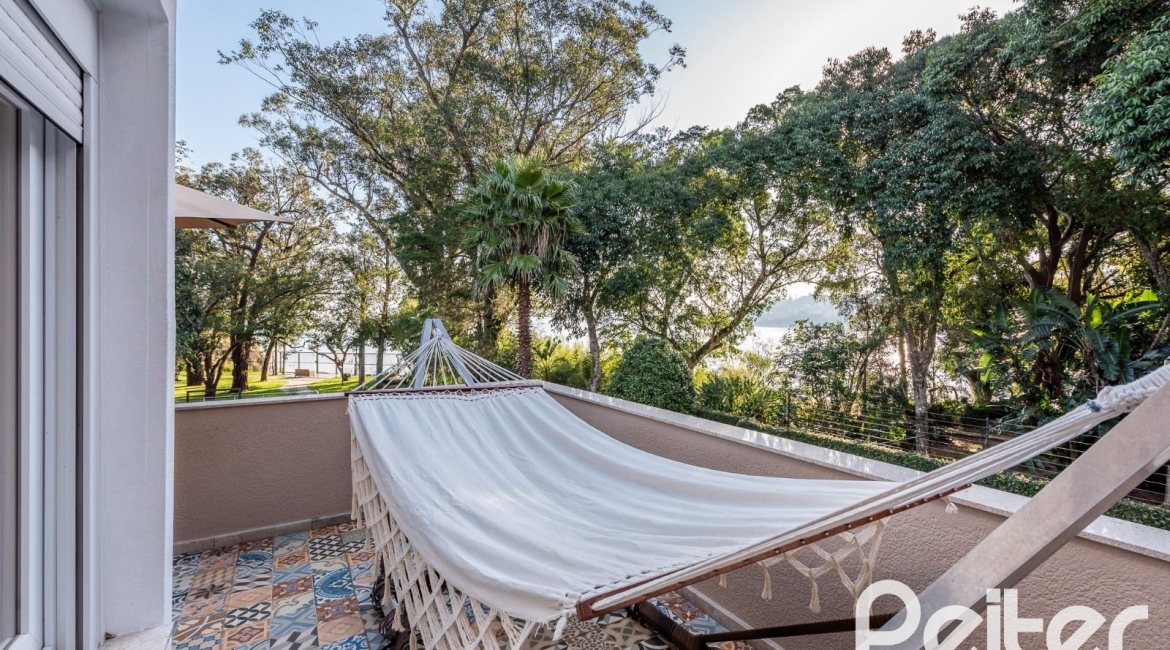 Casa em Condomínio à venda com 568m², 4 dormitórios, 4 suítes, 5 vagas, no bairro Pedra Redonda em PORTO ALEGRE