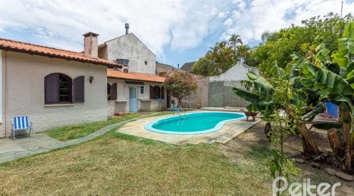 Casa à venda com 361m², 4 dormitórios, 1 suíte, 3 vagas, no bairro Vila Assunção em Porto Alegre
