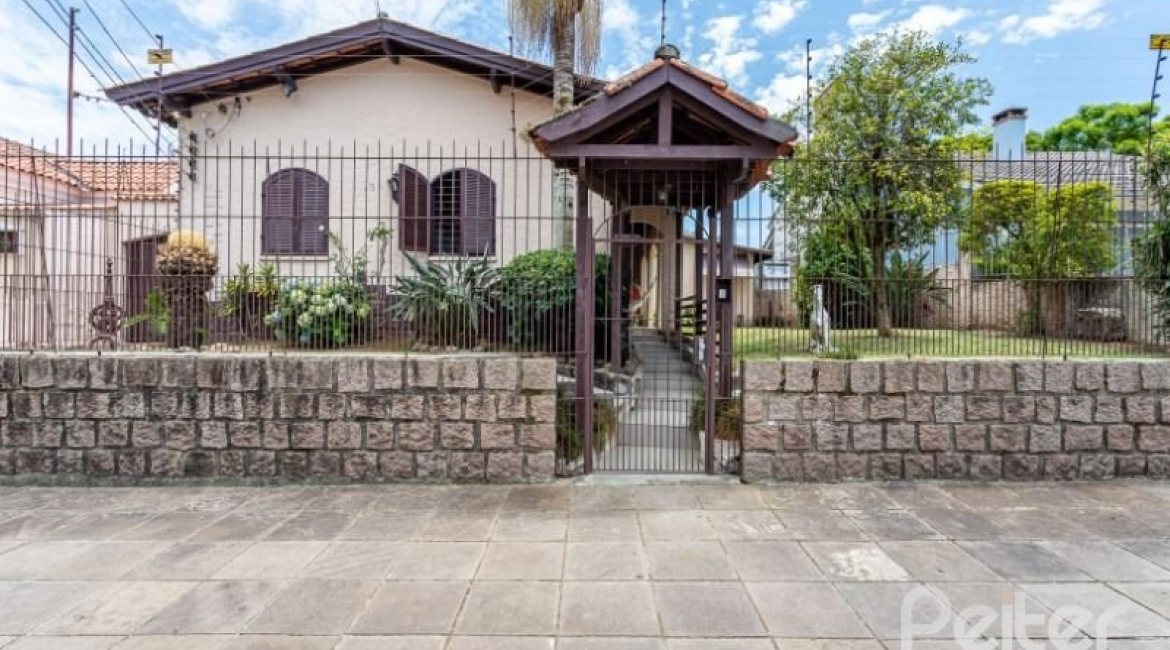 Casa à venda com 361m², 4 dormitórios, 1 suíte, 3 vagas, no bairro Vila Assunção em Porto Alegre